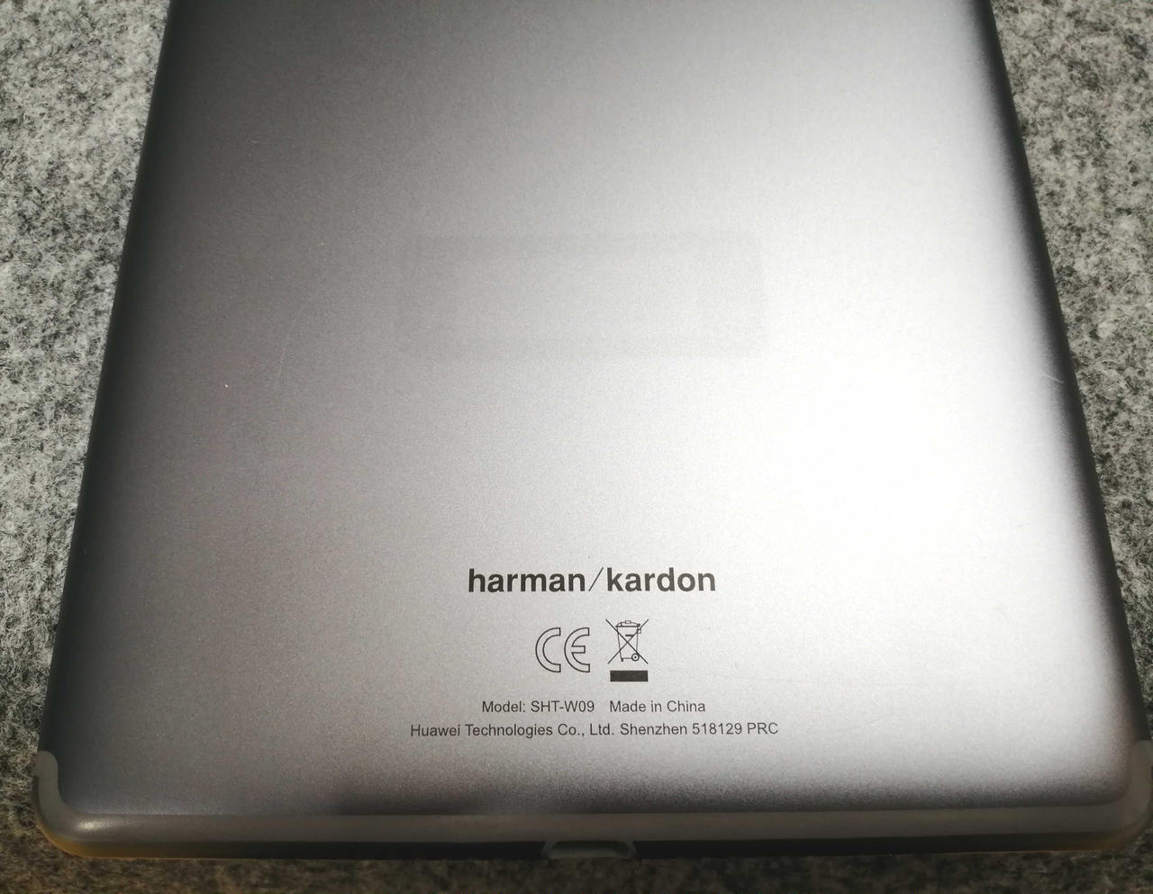 下部にステッカー跡のようなものあり