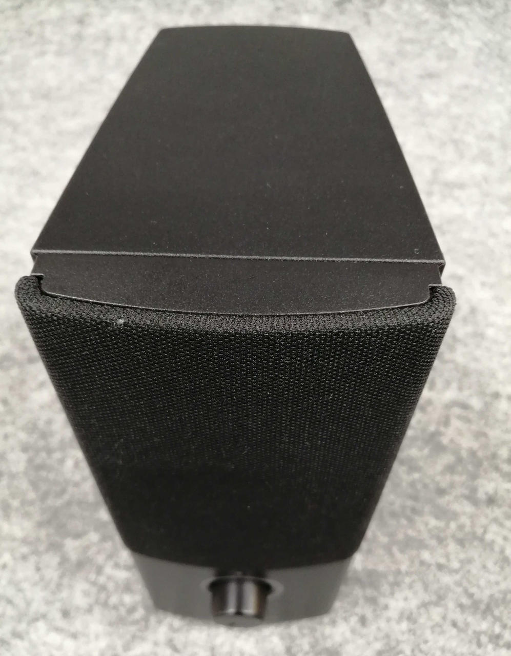 片側スピーカーのネットに傷みあり