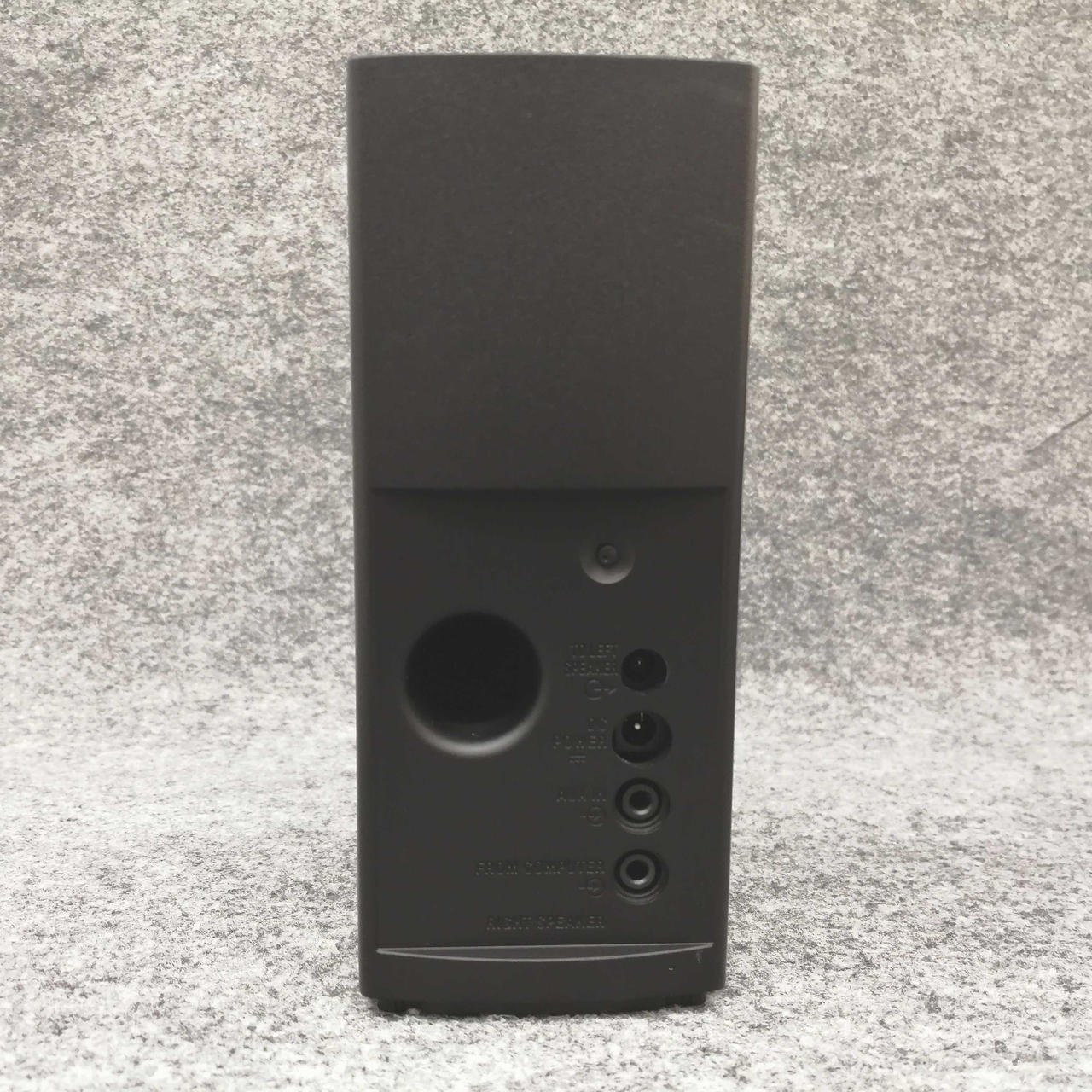 接続端子は背面にあります