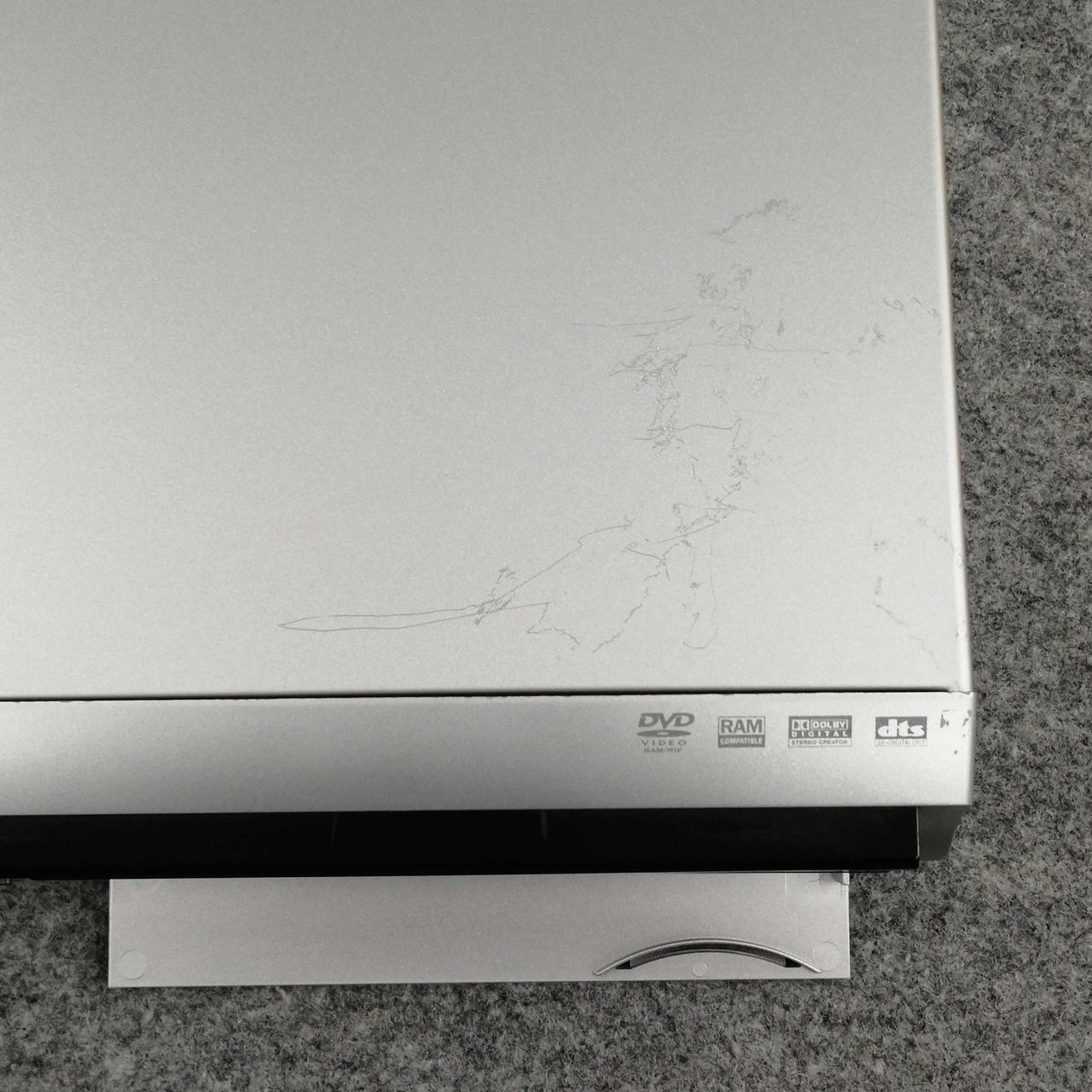 天板に目立つキズあります