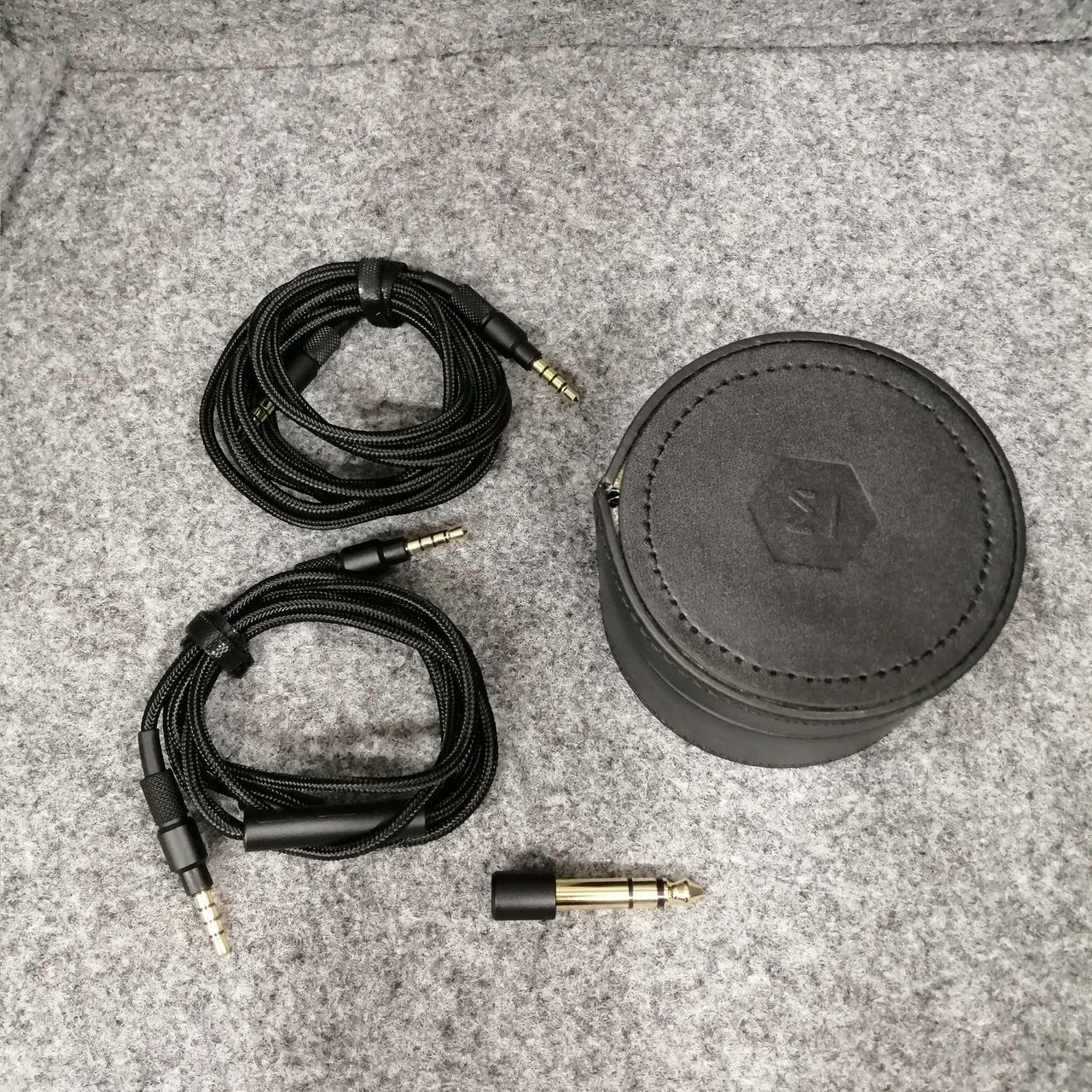 付属するケーブル類とケーブルボックスです
