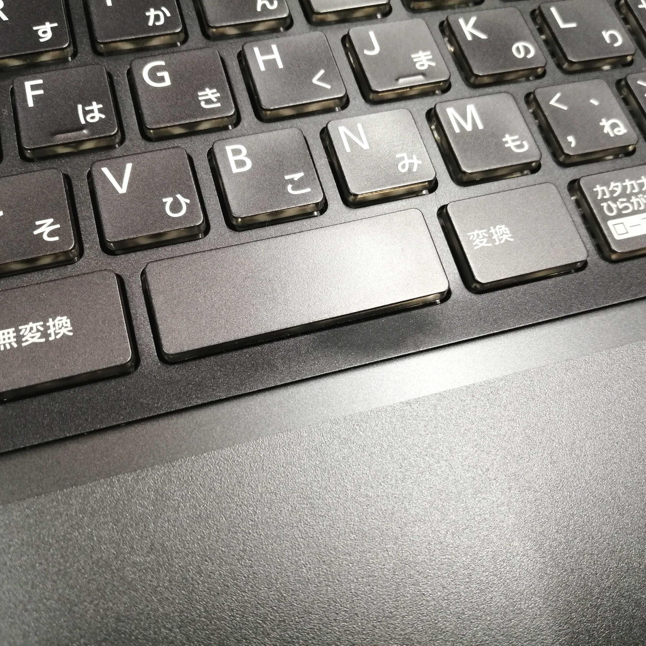 キーボード周り等擦れてツヤ出てる箇所あり