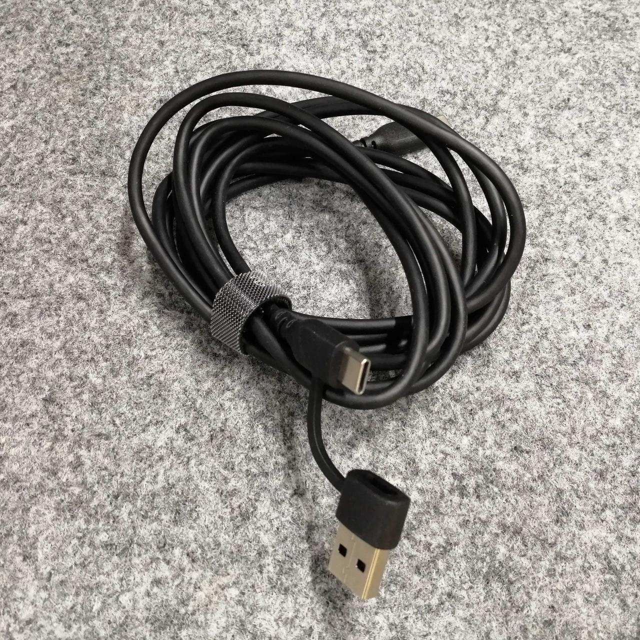 USBケーブル片側は変換コネクタ付きです