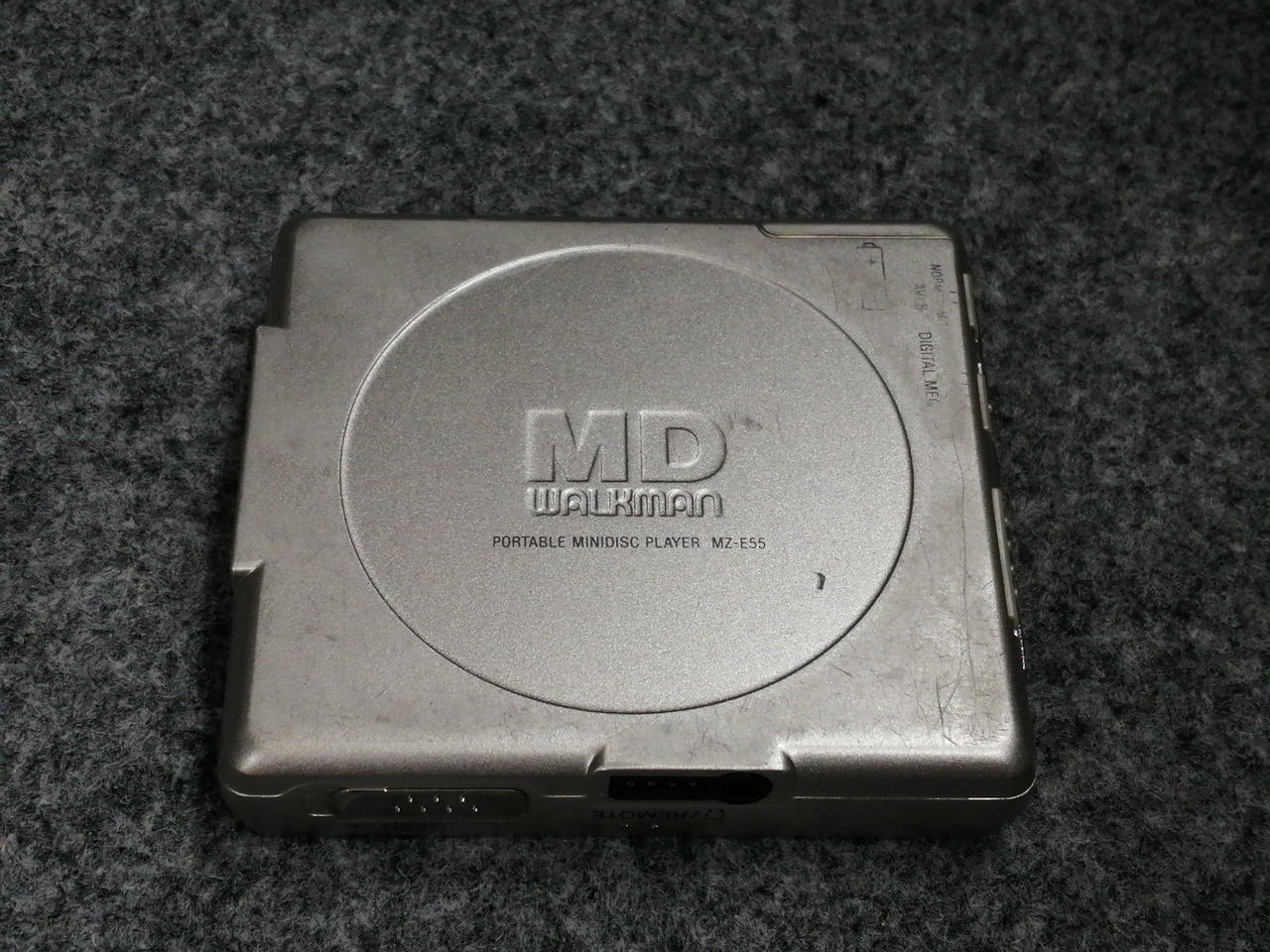60：SONY MZ-E77　ソニー　MDウォークマン　ジャンク SONY MZ-E77(D) ウォークマン ソニー オレンジ - メルカリ