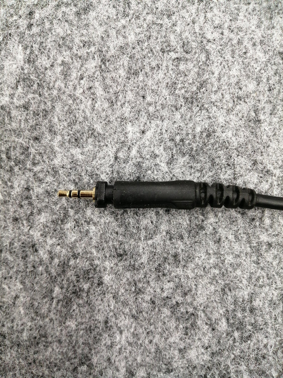ヘッドホン側2.5mmプラグ