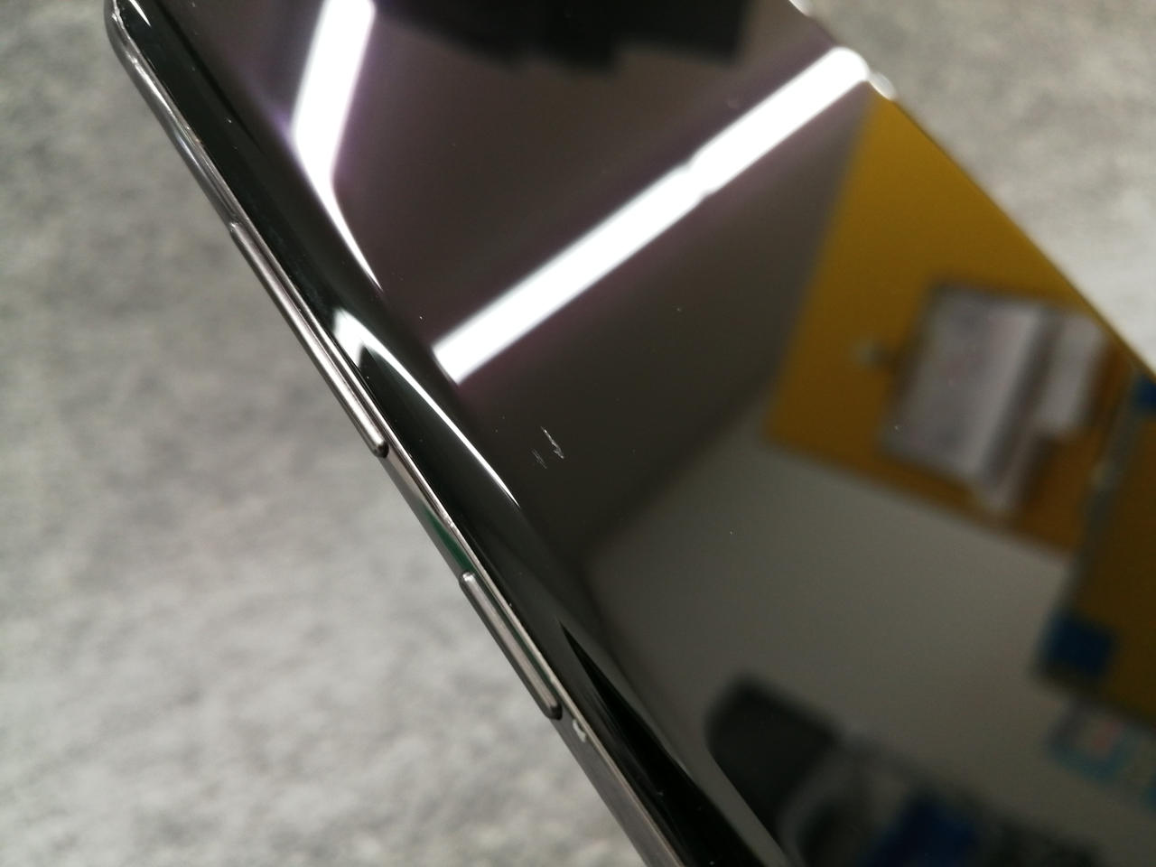 液晶画面にキズあり