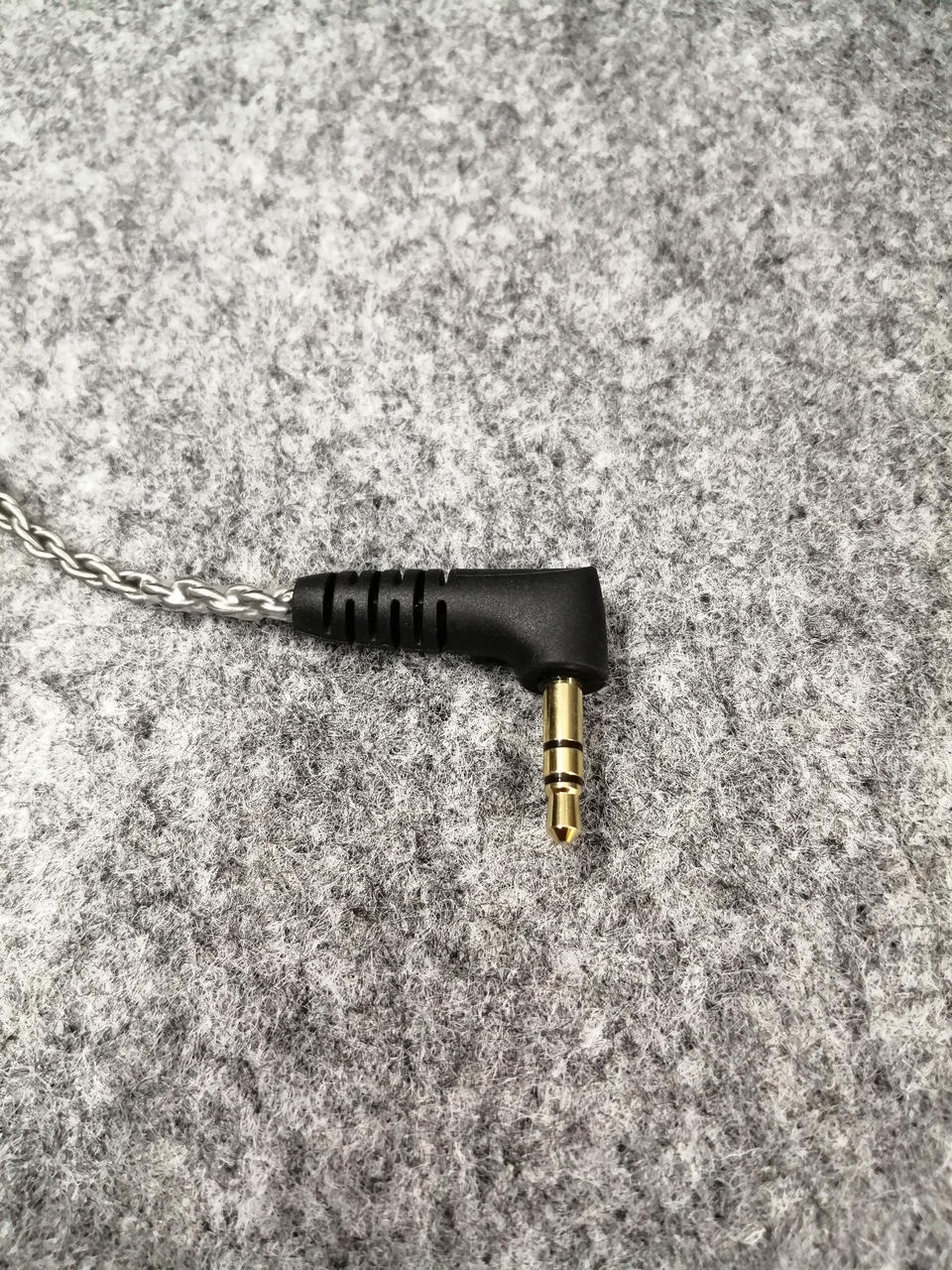 L型3.5mmプラグです。