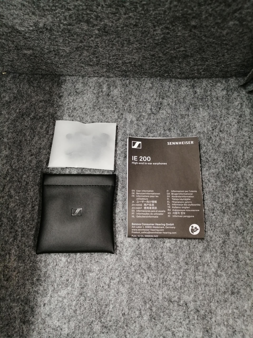 イヤーピース等の付属品です。