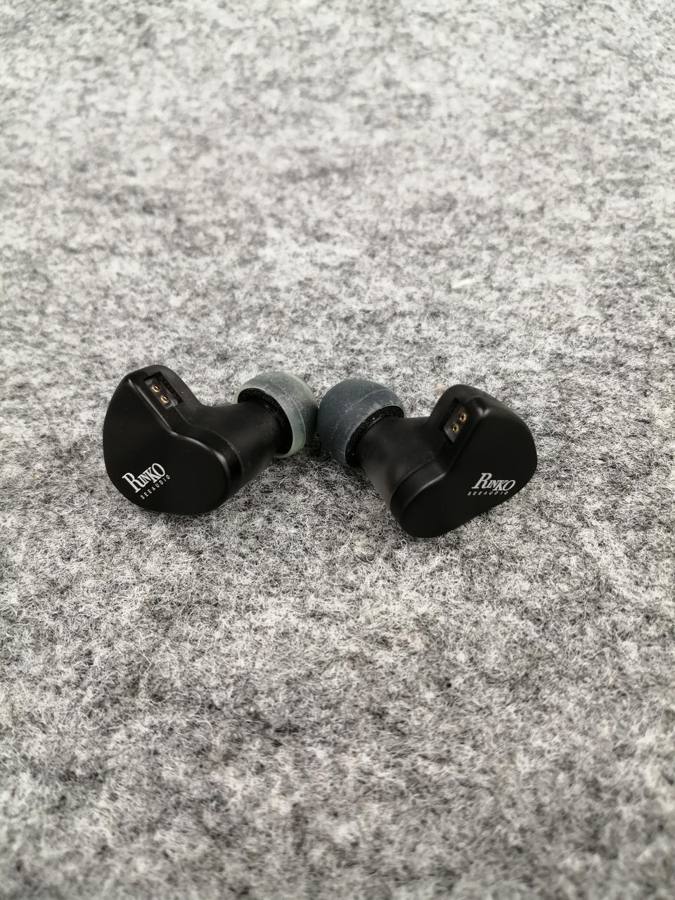 コネクタはCIEM2pinです。