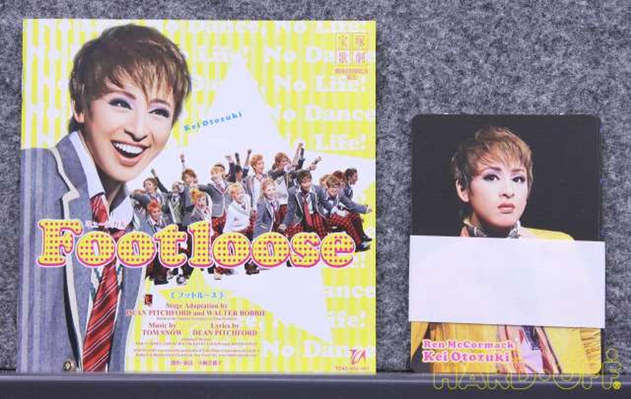 付属品の解説書とカードです。