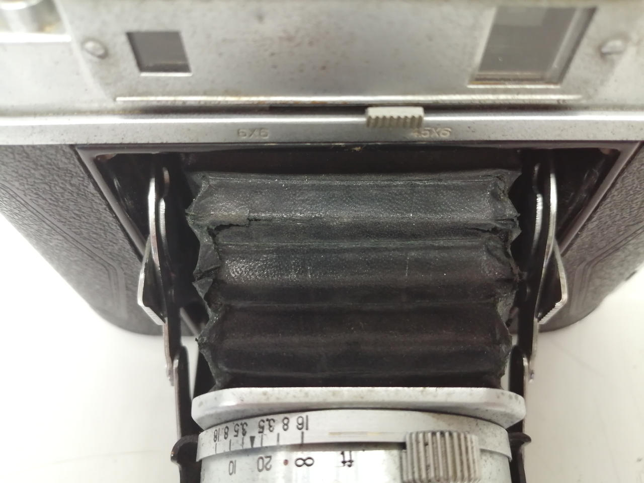 蛇腹部分破れあり