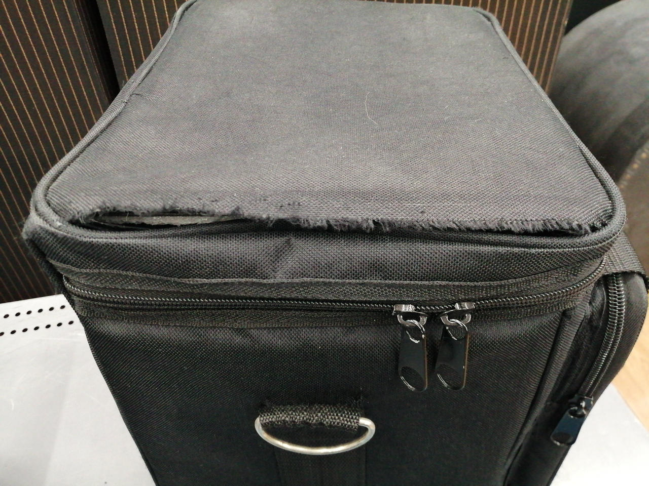 ケース上面破れ