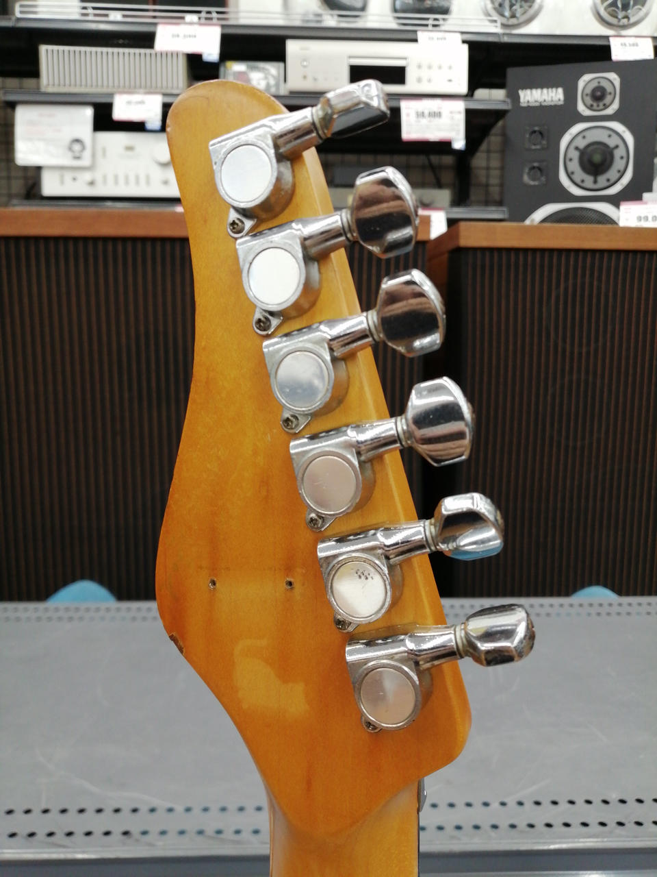 ヘッド裏レンチホルダー、ステッカー跡アリ