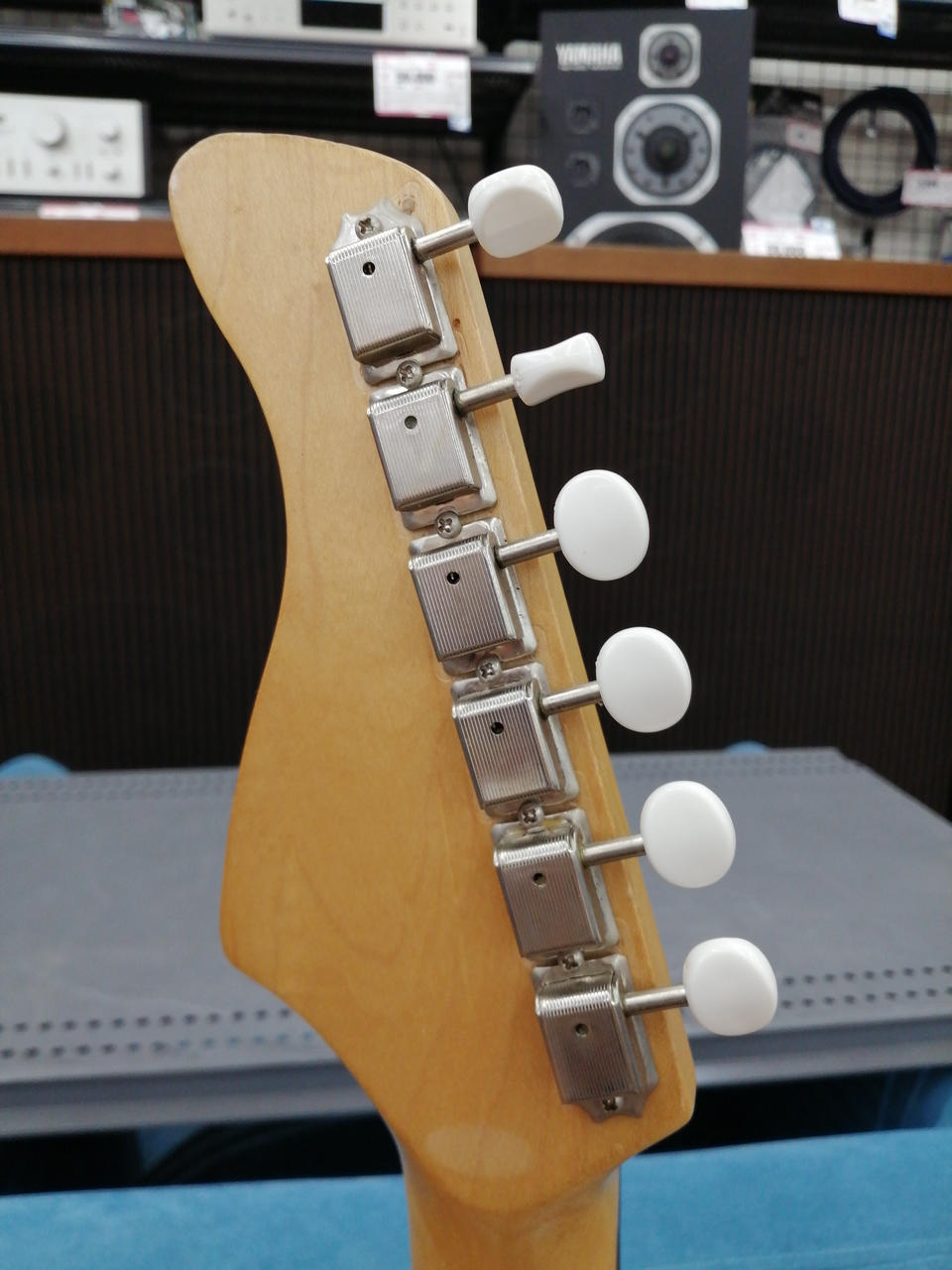 ネジ穴埋め跡アリ。ペグも交換の可能性アリ