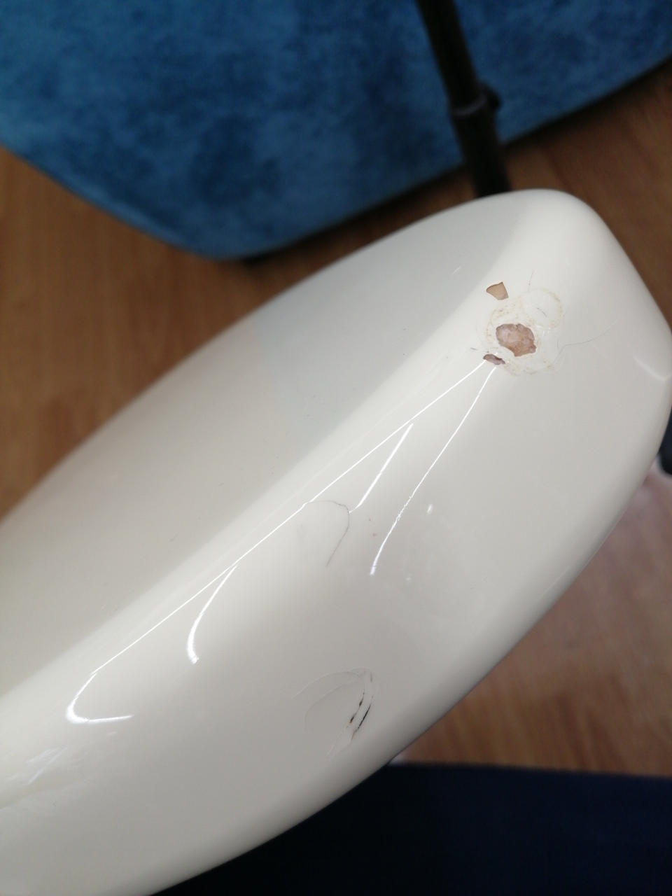 ボディサイド、ジャック付近に大きな打痕跡