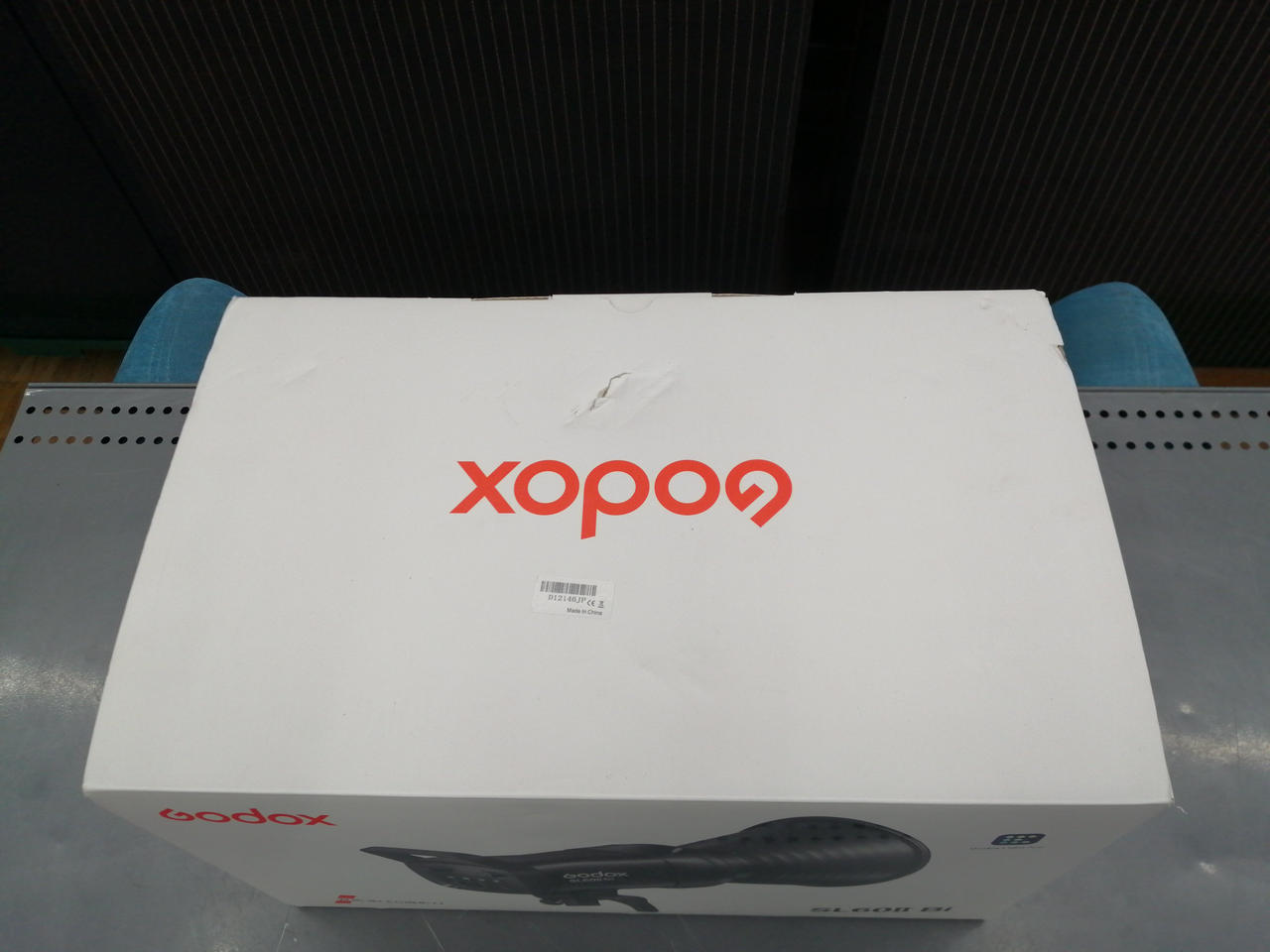 箱上部に破れアリ