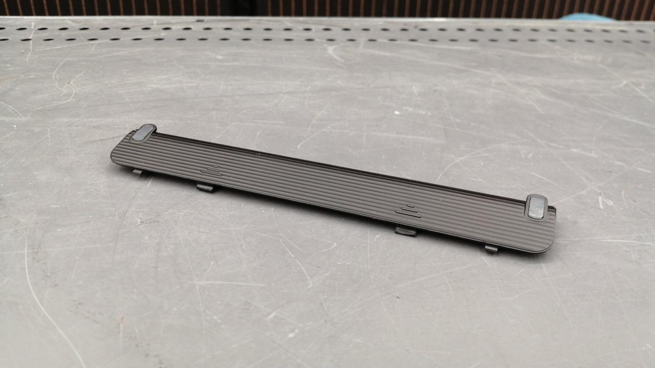 ツメが割れている為電池蓋外れやすいです。