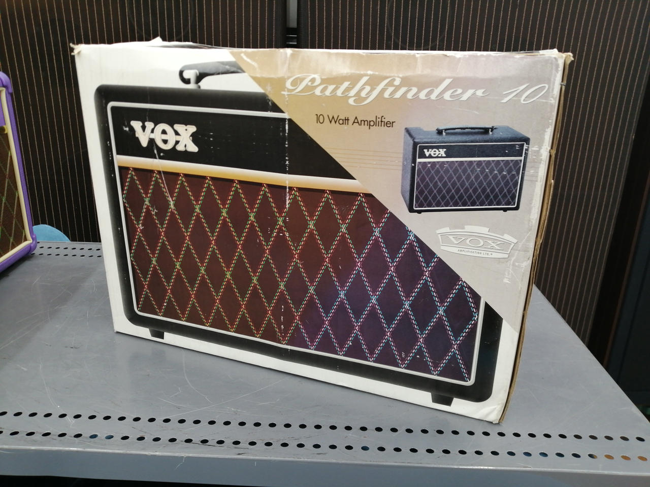 箱正面右側ヤケてます