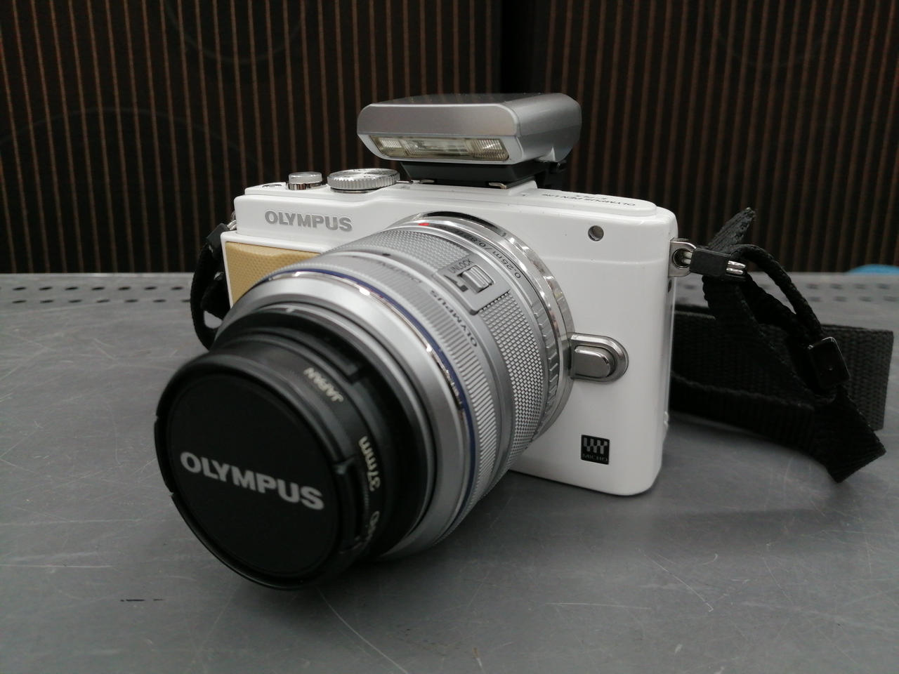 【美品】OLYMPUS ミラーレス一眼レフカメラ ホワイト OLYMPUS|ミラーレス一眼カメラ|【ハードオフ公式通販】オフモール