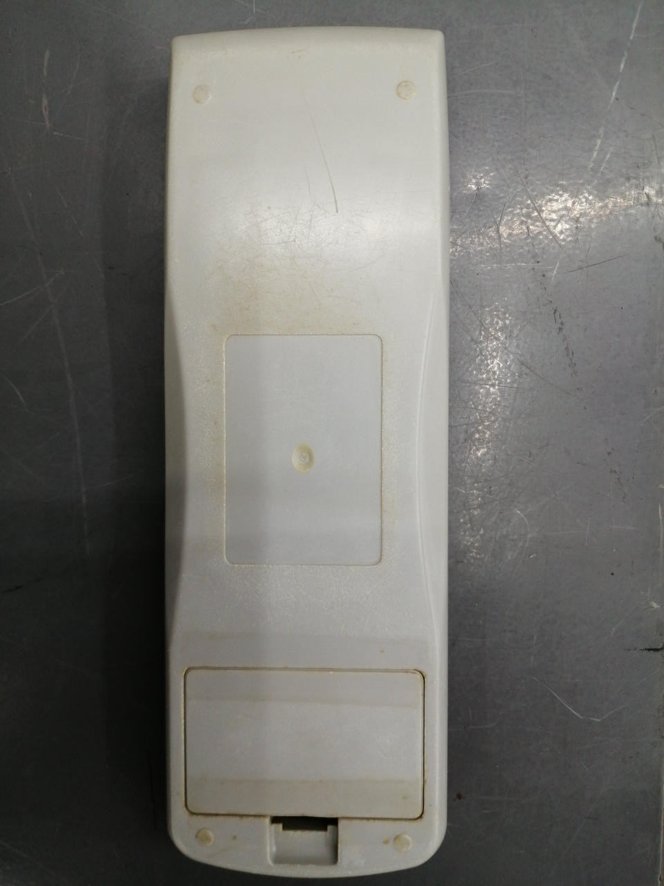 裏蓋爪折れてます。