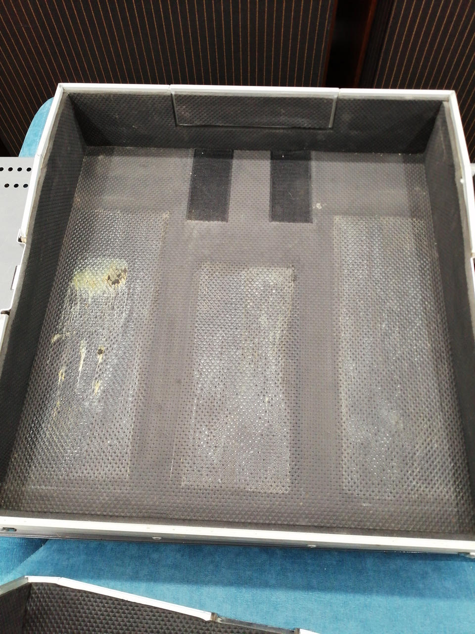 底目接着跡アリ