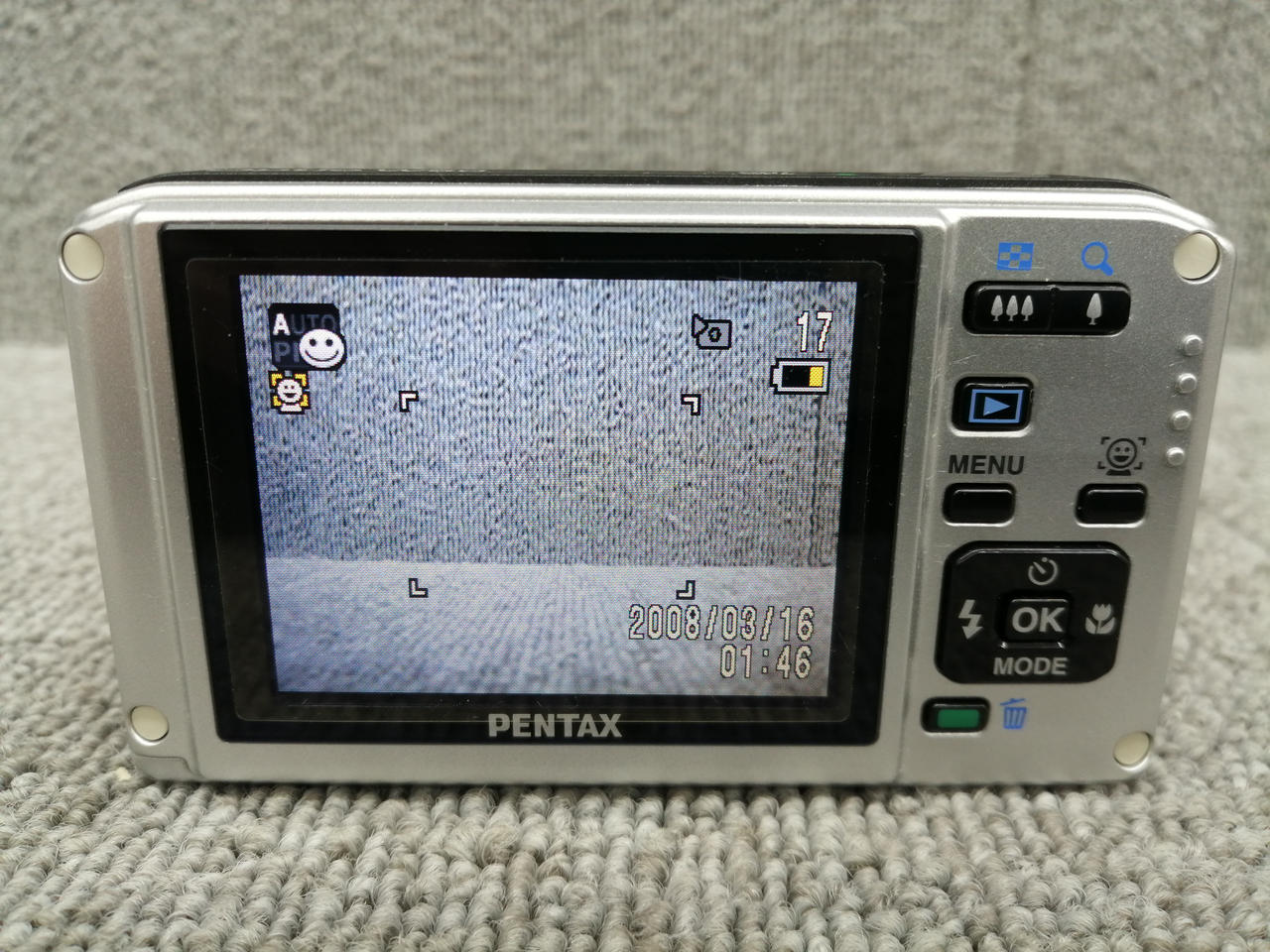 デジカメ 富士フイルム、デジカメ「FinePix F70EXR」に新色 - 価格.com