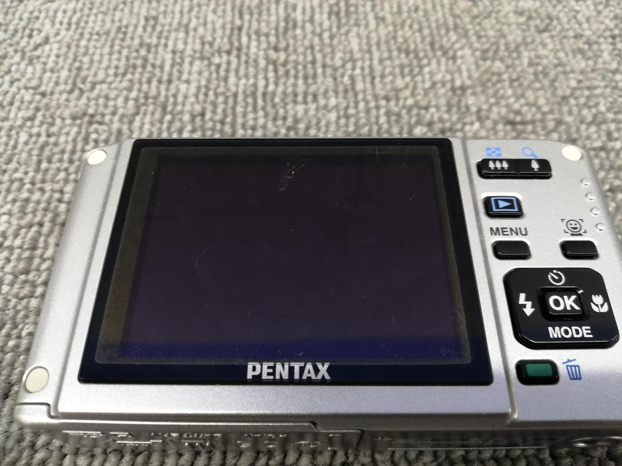 デジカメ 富士フイルム、デジカメ「FinePix F70EXR」に新色 - 価格.com