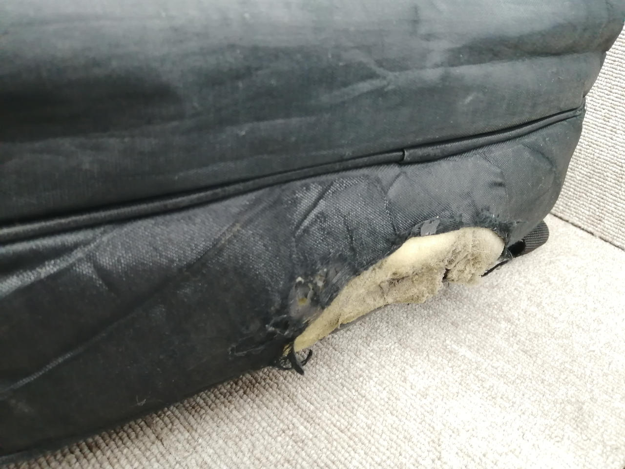 ギグバッグキズ大きめです。