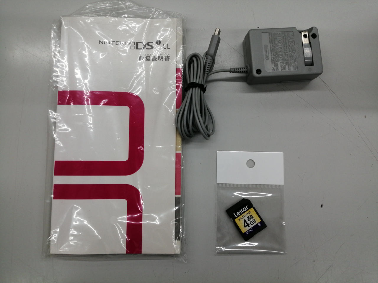 [お値下げ]6888円 ソフト4つつき！DSi お値下げ]6888円 ソフト4つつき！DSi お値下げ] ソフト4つつき！DSi