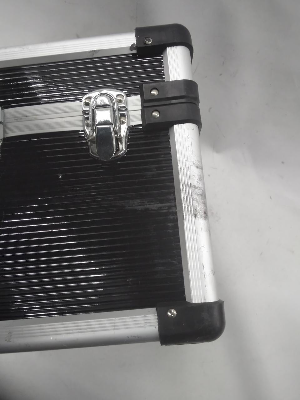 全体的に箱にキズがあります。