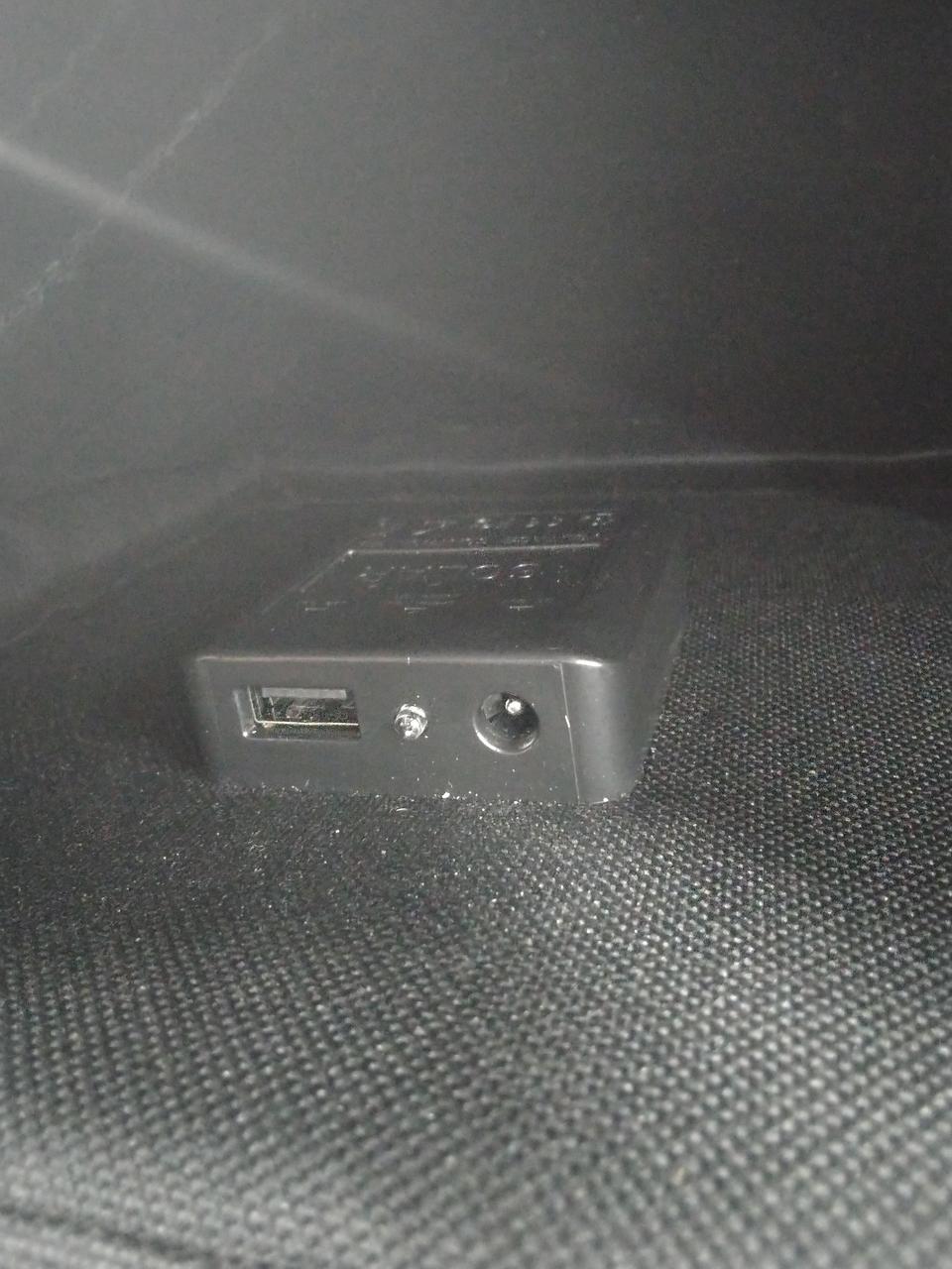 背面ポケット内に出力部分があります。