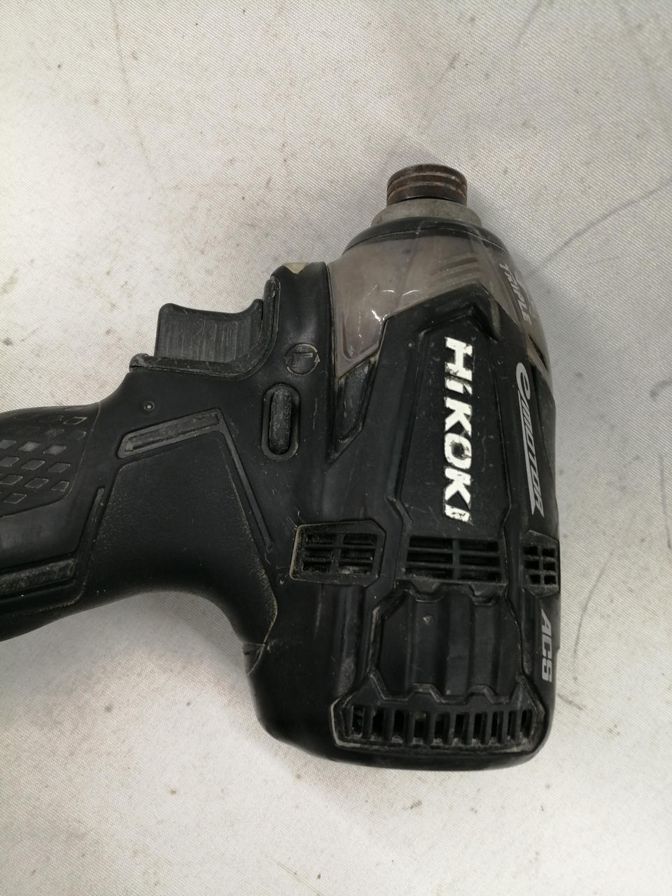 本体は全体的にキズ・ヨゴレがあります。