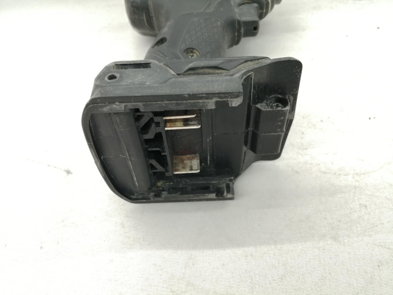 バッテリー装着部分に錆が見られます。