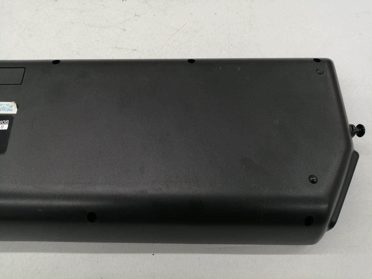 背面には使用に伴うキズがあります。