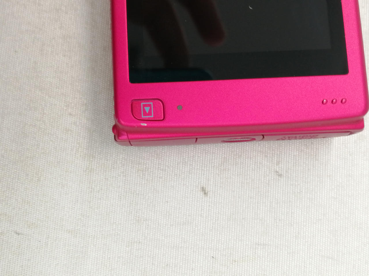 本体画面側の角にキズあります。