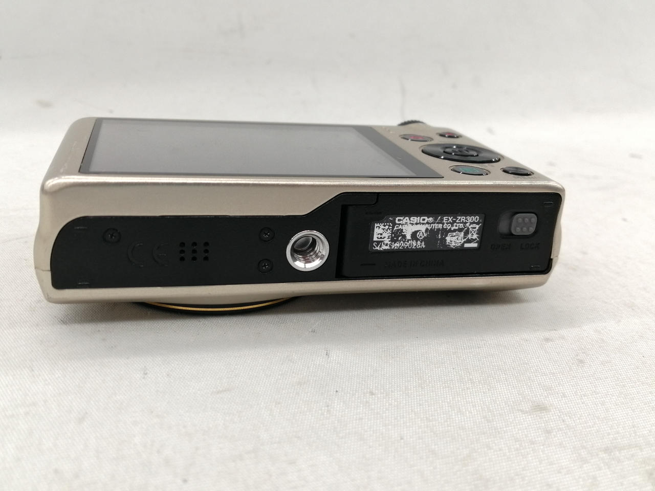 バッテリー・カード挿入部ふたの印字かすれ