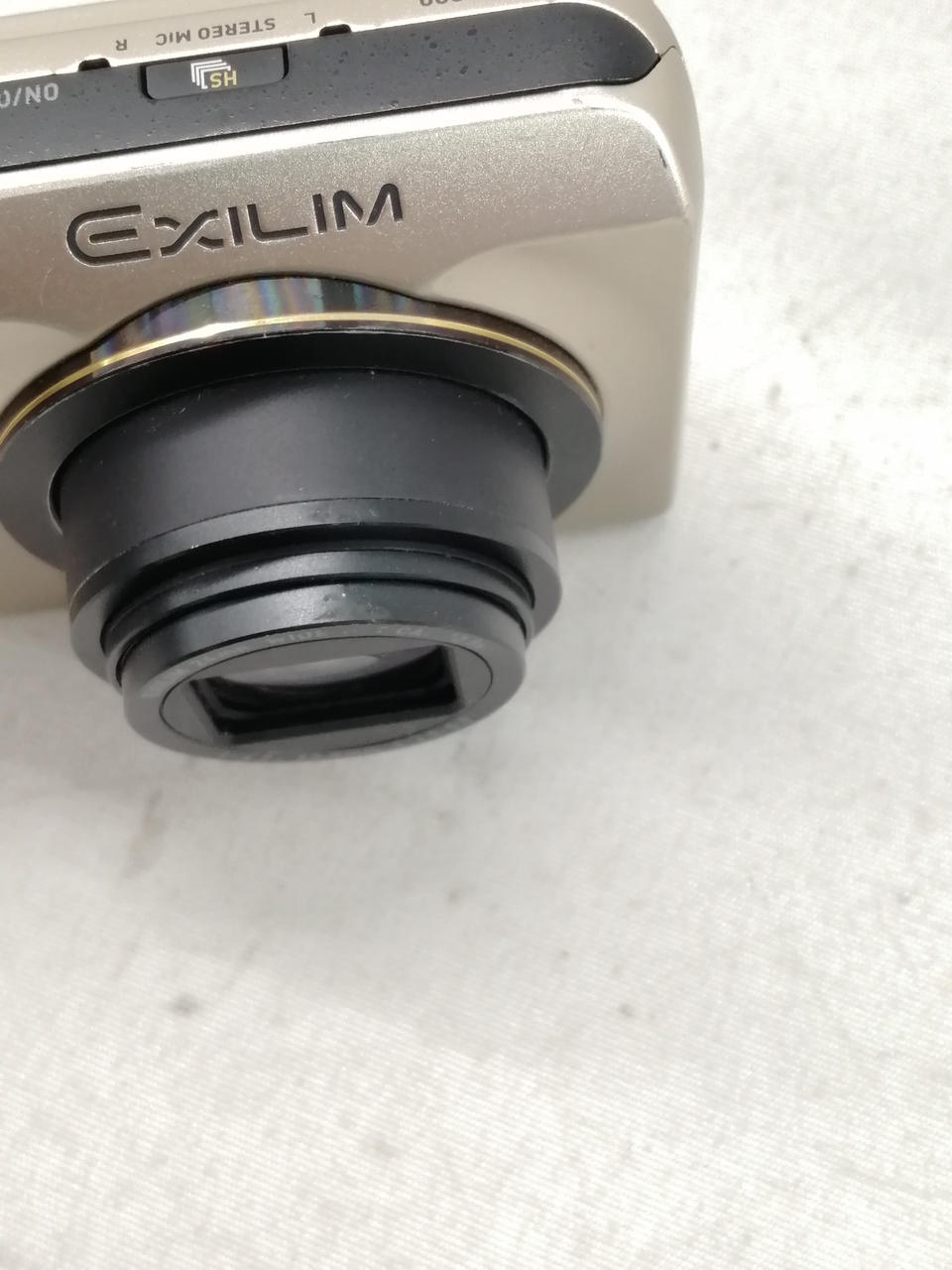 レンズうえにキズあります。