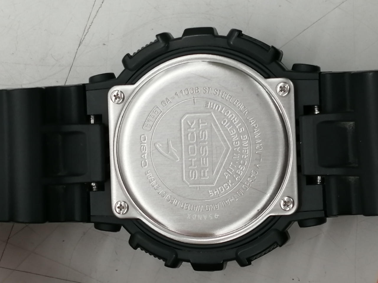 裏蓋にキズがあります。