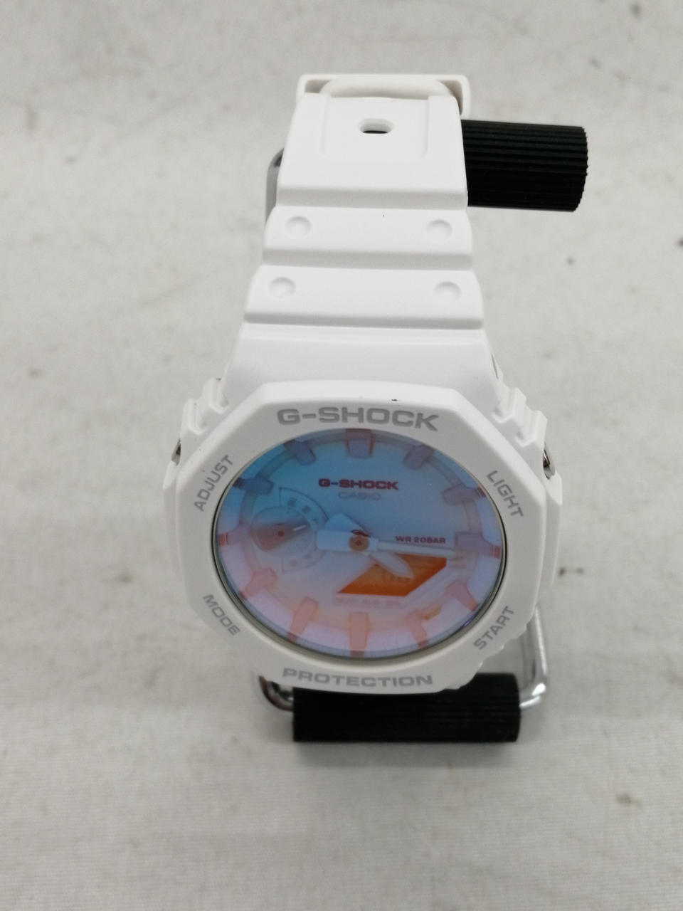 ロゴ上のあたりにキズがあります。