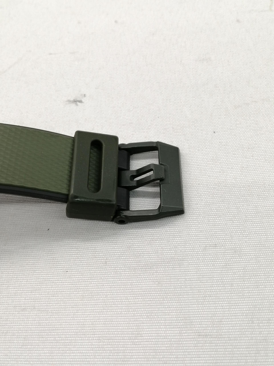 バンドの留め具に擦れ感あります