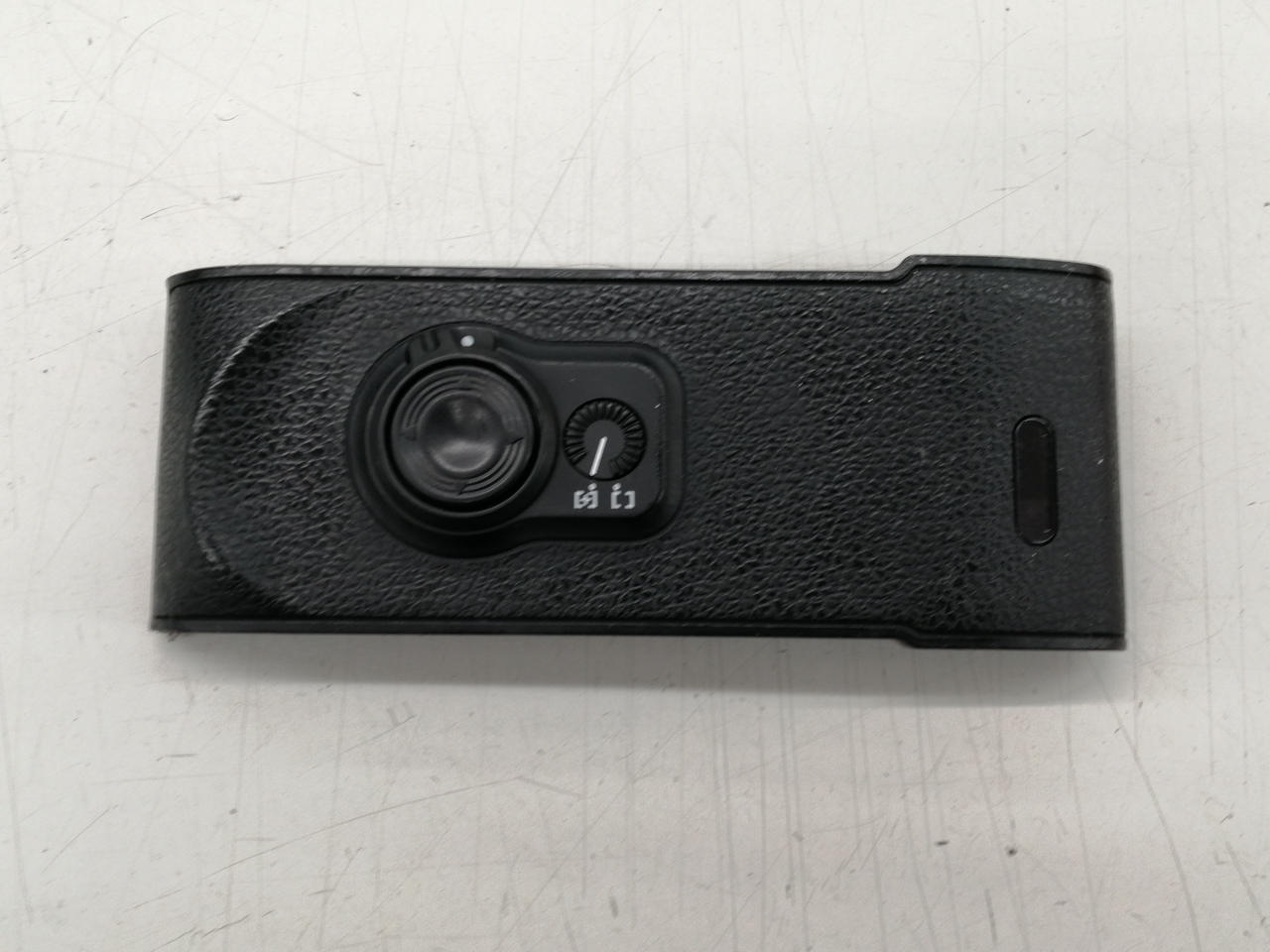 本体前面に劣化によるベタつきがあります。