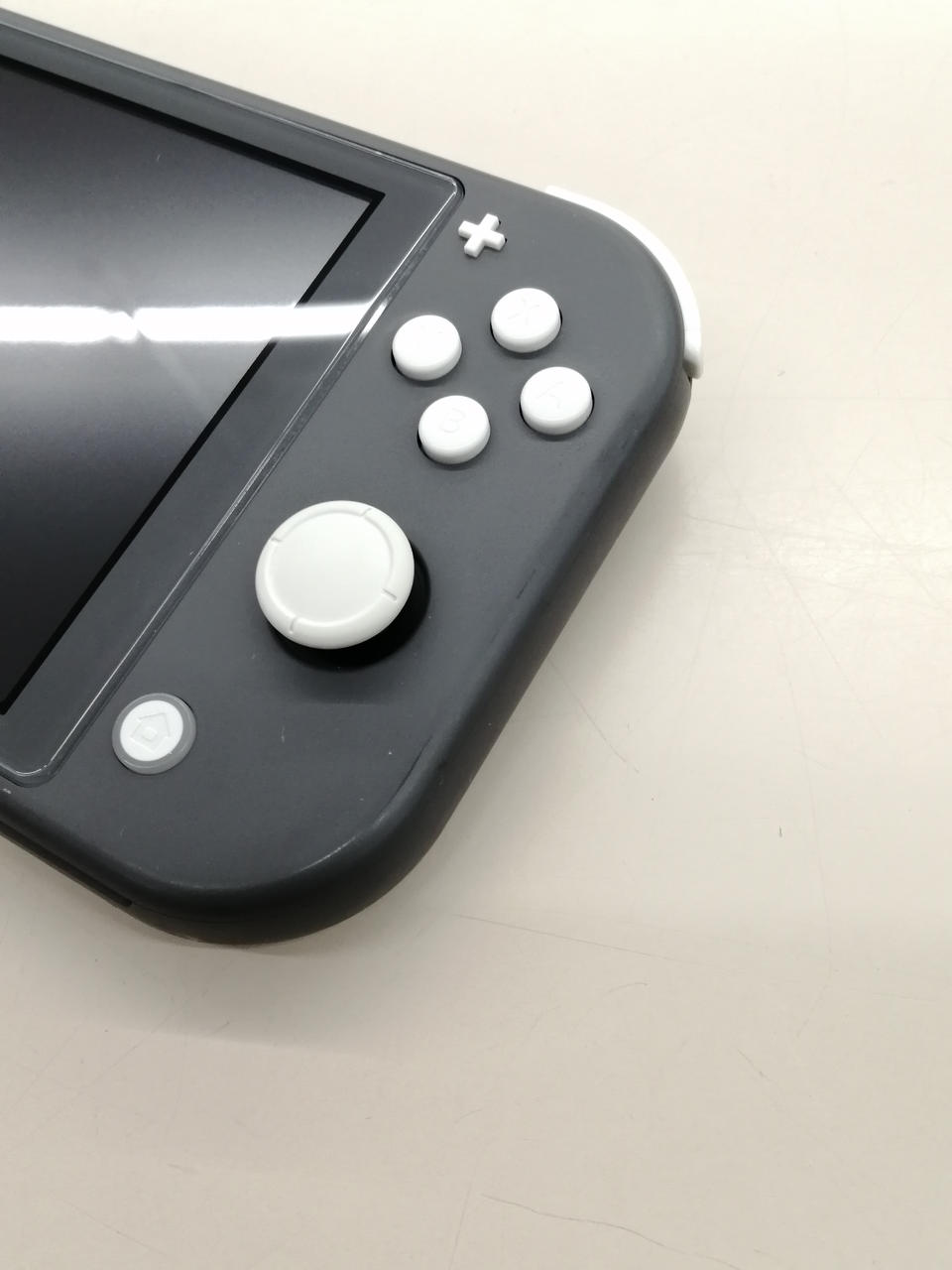 右側にキズがあります。