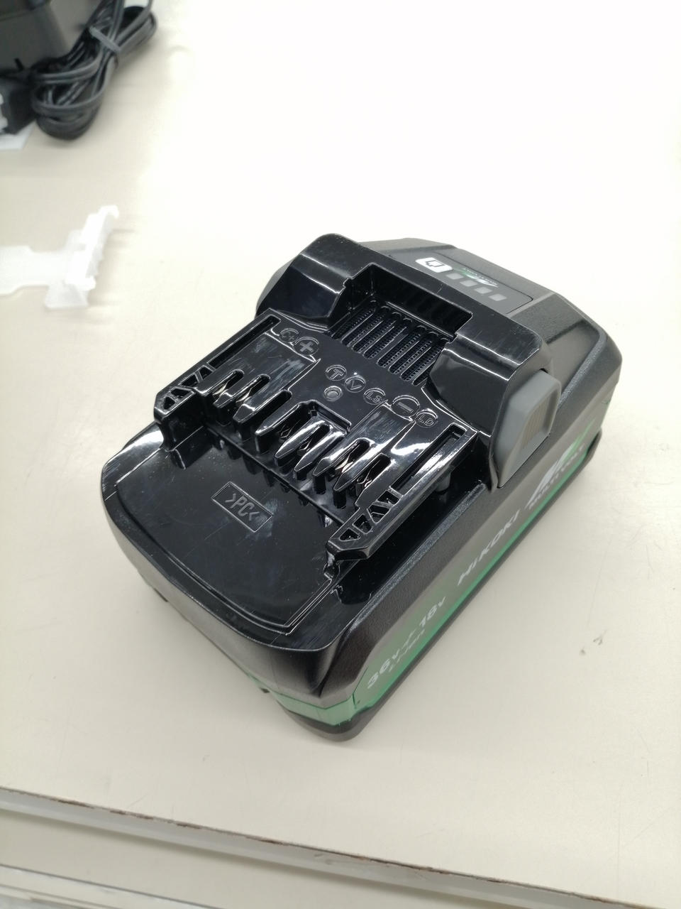 バッテリーには使用によるキズがあります。