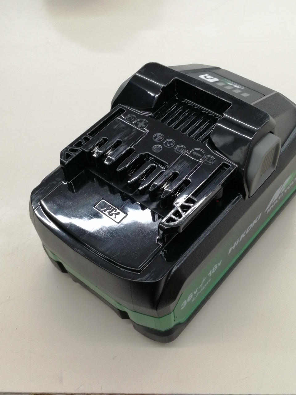 バッテリーに使用に伴うキズがあります。