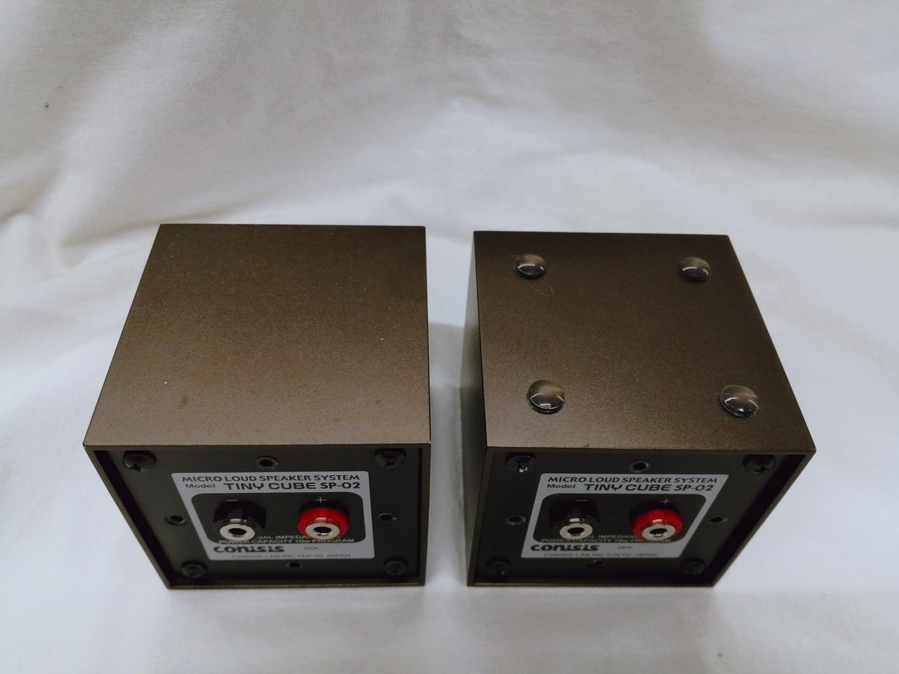 ゴム足片方上下反対に貼られています。