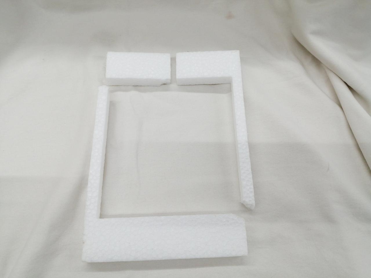 中の発泡スチロールが折れてます