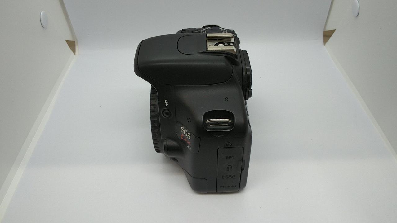 この端子のカバーが外れます