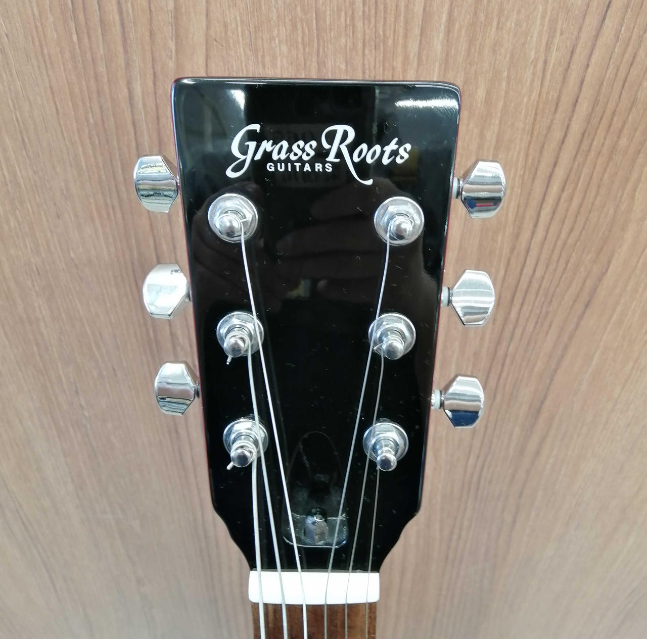 N-32【ご来店頂ける方限定】Grass Rootsのエレキギターです