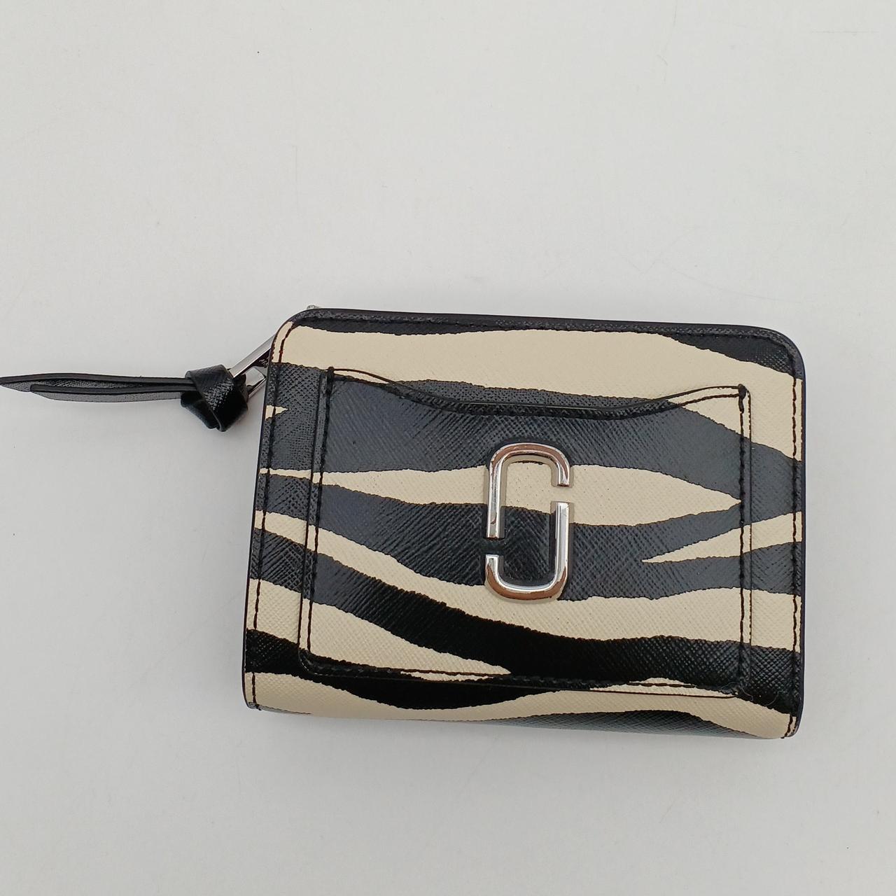 【超美品✨】MARC JACOBS ゼブラ柄 二つ折り財布 コンパクトウォレット MARC JACOBS|ゼブラ柄二つ折り財布|HARDOFFオフモール（オフモ
