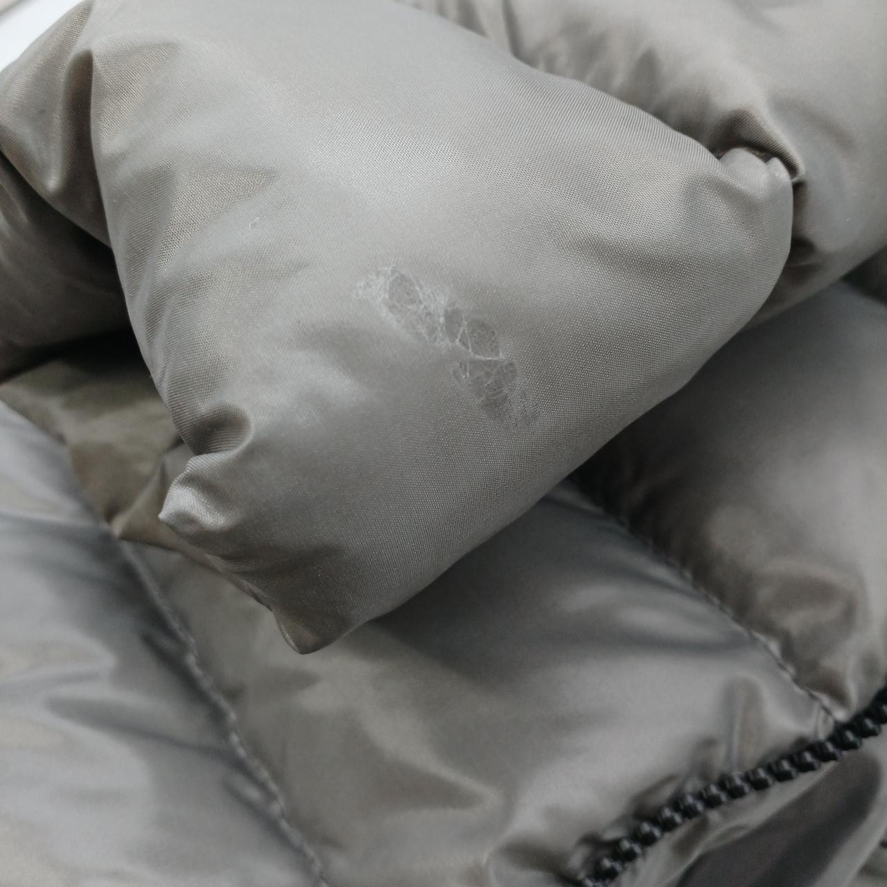 右袖に破れ有ります。